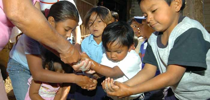 Niños lavándose las manos